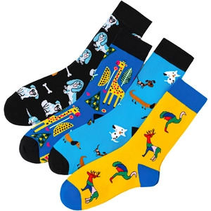 Vue à plat de chaussettes colorées avec des imprimés originaux de girafe et chien
