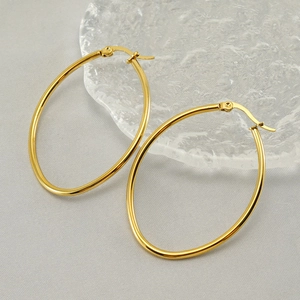 Boucles d'oreilles créoles ovales dorées en acier inoxydable avec finition métallique de luxe