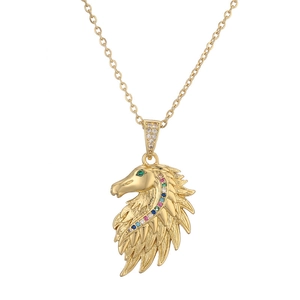 Collier avec pendentif tête de cheval plaqué or et zircons colorés sur chaîne fine