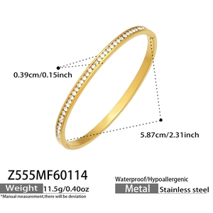 Dettaglio del bracciale impermeabile in acciaio inossidabile dorato con pietre di zirconi