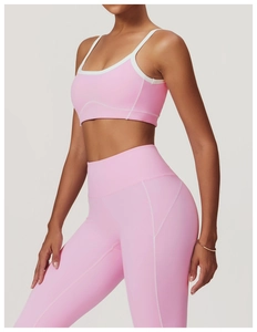 Détails de l'ensemble de yoga rose avec coutures blanches et dos nageur