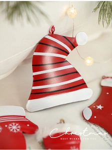 Detailansicht der Weihnachtsanhänger aus Metall mit Hut-, Handschuh- und Sockenmustern