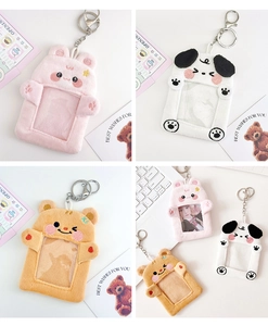 Dettaglio di porta carte in peluche con design di coniglio rosa, cane bianco e orso