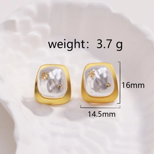 Détail de boucles d'oreilles perles plaquées or 18k, taille 16x14,5 mm et poids 3,7 g