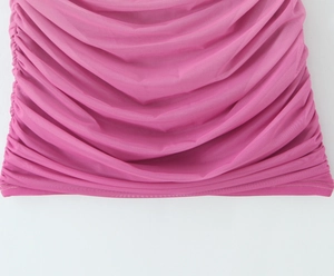Dettaglio della trama in rete rosa arricciata su un abito aderente corto sexy