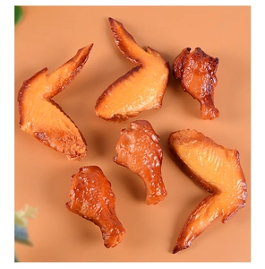 Vista dettagliata di sei modelli realistici di ali e cosce di pollo arrosto in PVC