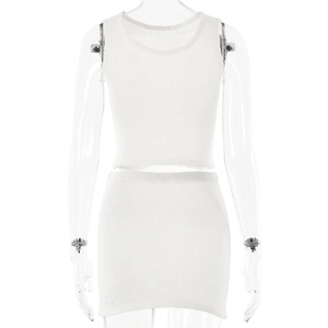 Dettaglio del set due pezzi bianco in maglia da donna con top corto senza maniche e mini gonna