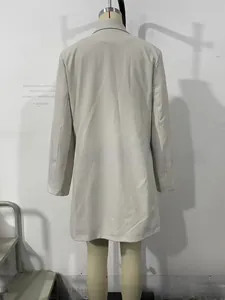 Vue arrière du trench-coat beige clair à double boutonnage avec ceinture et couture centrale