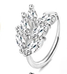 Macro-opname van zilveren neusring met marquise geslepen stenen in bladvormig design