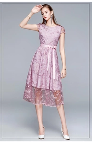 Detaillierte Stickerei am lavendelfarbenen Spitzenkleid mit rosa Seidenschleife