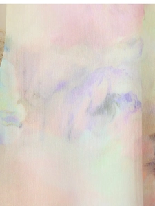 Detaillierte Makroansicht von Batik-Chiffon-Stoff mit rosa und violetten Aquarelltexturen