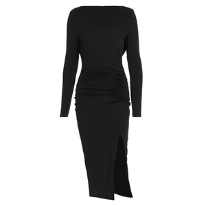 Detail van de geplooide zijkant en hoge split op de zwarte bodycon-jurk met lange mouwen