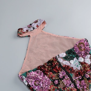 Gros plan du décolleté licou avec broderie florale de sequins et détail de fermeture