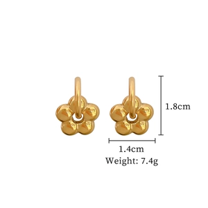 Detailed size specifications of golden titanium steel flower earrings showing weight and dimensions