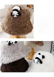 Dettaglio di cappelli alla pescatora in finta pelliccia con panda 3D multicolore