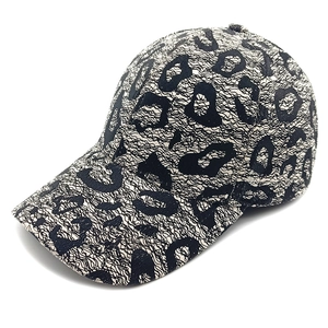 Detail der geprägten Spitzen-Textur und des Leopardenmusters auf dieser modischen Baseballkappe