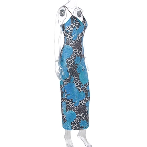 Detailansicht des V-Ausschnitt-Trägerkleids mit Leoparden- und blauem Blumenmuster