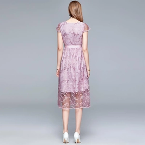 Eleganter lila Spitzenkleid mit Stickerei, schmale Passform, fließender Rock, Rückansicht