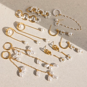 Boucles d'oreilles élégantes en acier plaqué or 18K avec perles baroques et pompons