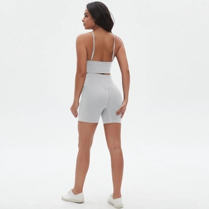 Detailansicht von nahtlosem hellgrauem Sport-Bra und Shorts mit hoher Taille und Rückenausschnitt