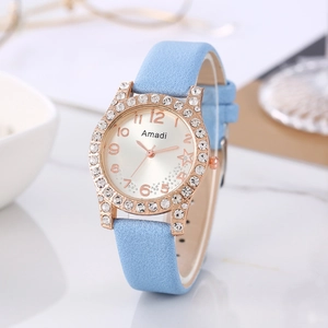 Dettaglio del cinturino in pelle scamosciata azzurra con lunetta in oro rosa e cristalli