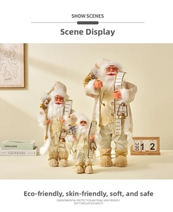 Set di tre statuette di Babbo Natale in abiti beige con pergamene e lanterne vintage