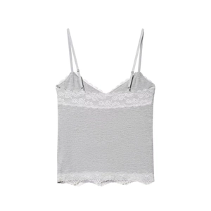 Nahaufnahme des grauen Strick-Camisoles mit weißem Spitzenbesatz und verstellbaren Trägern