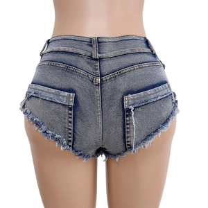 Vista dettagliata degli shorts di jeans con bordi sfilacciati e tasche posteriori su manichino