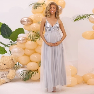 Détails du corsage à paillettes argentées et de la jupe en tulle gris pour robe de grossesse