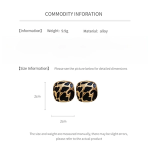 Détails des boucles d'oreilles carrées léopard montrant la taille 2cm et le poids 9,9g