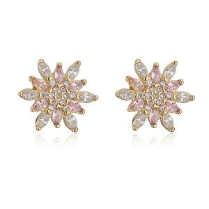 Orecchini a fiore placcati oro 18K con zirconi rosa e bianchi su sfondo bianco lucido