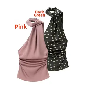 Detail von Satin-Neckholder-Tops in Rosa und Dunkelgrün mit eleganten Raffungen