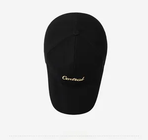 Vue de dessus d'une casquette noire avec broderie dorée et détails de couture précis