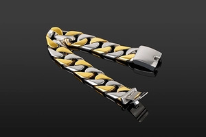 Détail du bracelet gourmette bicolore or et argent avec un fermoir de sécurité