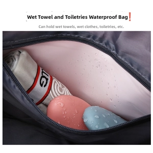 Detailansicht der wasserdichten Tasche für nasse Gegenstände in der Reisetasche