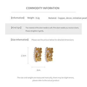 Size chart and details of golden pearl stud earrings with zircon and lace textures