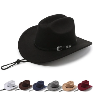 Detail eines Cowboyhutes mit breiter Krempe, dekorativem Gürtel und verstellbarem Kinnriemen