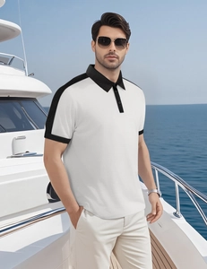 Détail du polo blanc pour homme avec col contrasté noir et épaules sur un yacht