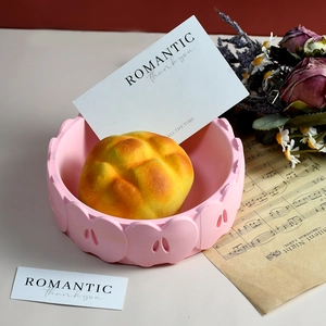 Vassoio rosa con rilievo a cuore e stampo per pane all'ananas in stile retrò chic