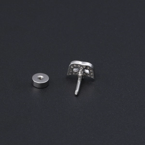 Dettaglio macro di un piercing per cartilagine a cuore in acciaio 16G con cristalli di zirconia