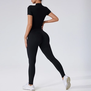 Combinaison de fitness noire à manches courtes et col zippé pour femme yoga et sport
