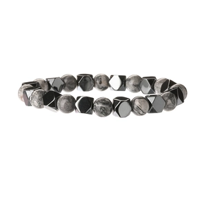 Détail de perles en marbre gris et pierres d'hématite facettées sur un bracelet