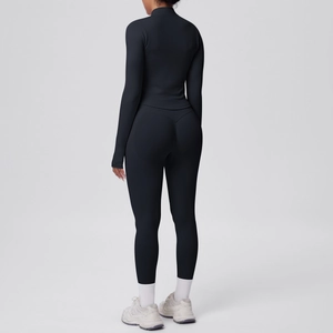 Vista posteriore di pantaloni da yoga neri a vita alta e giacca sportiva slim fit donna