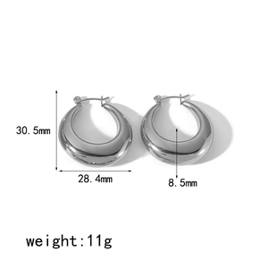 Detailansicht silberner C-Creolen mit Maßen von 30,5 mm Höhe und einem Gewicht von 11 g