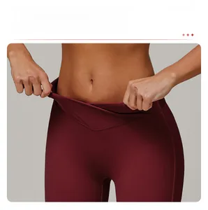 Détail d'un legging de yoga bordeaux avec une taille haute croisée en forme de V
