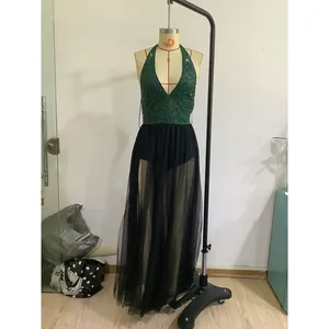 Détail du licou à paillettes avec col en V profond et patchwork de mesh sur robe de soirée