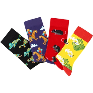 Gros plan détaillé de quatre chaussettes en coton colorées avec motifs de caméléon et girafe