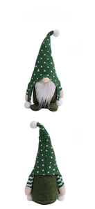Vista dettagliata fronte e retro dello gnomo natalizio verde con cappello in maglia