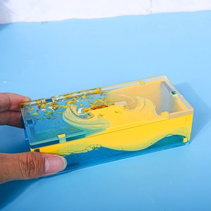 Detail der rechteckigen Geister-Harzform mit blau-gelbem Farbverlauf und Goldflocken