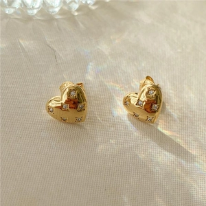 Sparkling S925 silver heart stud earrings with cubic zirconia in a gold-plated finish